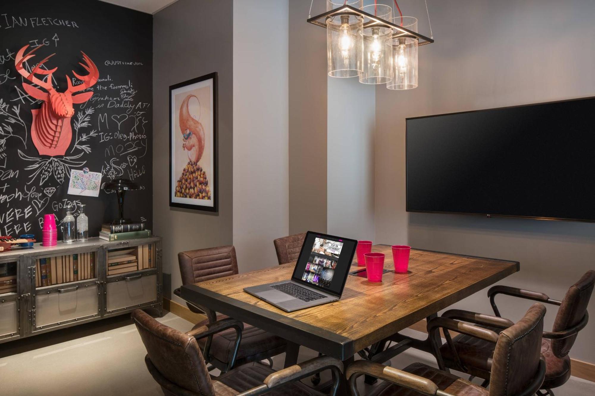 Отель Moxy Seattle Downtown Экстерьер фото